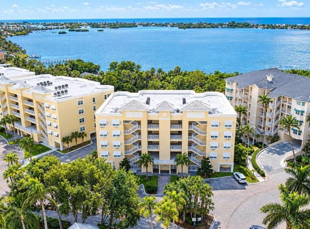 250 HIDDEN BAY Drive, OSPREY, FL 34229