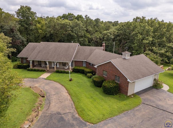 2401 NW 45th TER, Topeka, KS 66618