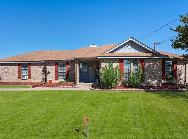 649 E Reindeer Road, Lancaster, TX 75146