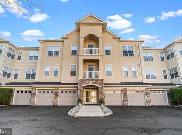 1 FALCON Drive, HOLLAND, PA 18966