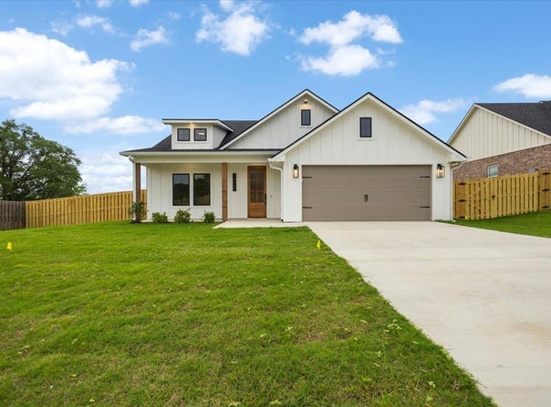 16429 Clearview Drive, Lindale, TX 75771