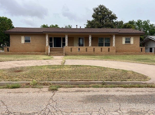 901 E Burnside Street, Rotan, TX 79546