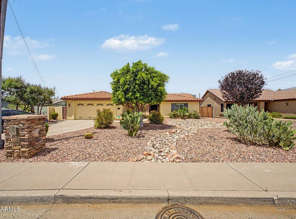802 E ROBERTS Road, Phoenix, AZ 85022