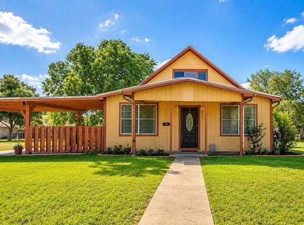 602 E Post Office St, Weimar, TX 78962
