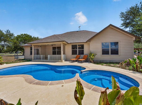 555 CIMARRON SQ, Poteet, TX 78065
