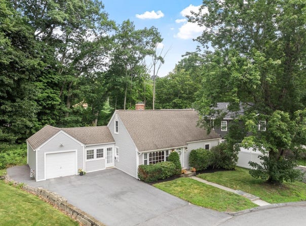 14 Meadow Ln, Worcester, MA 01602