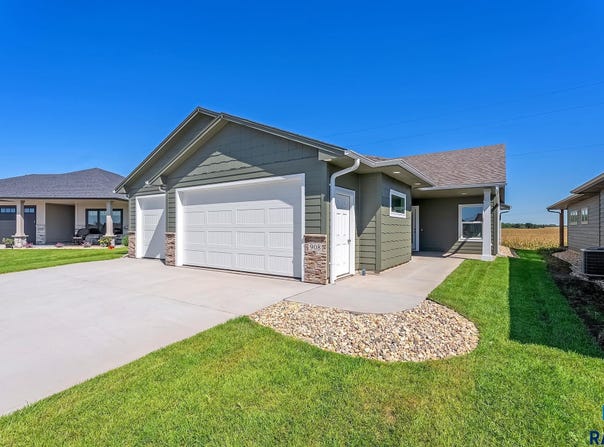 908 S Tinley Ave, Brandon, SD 57005