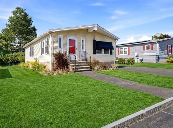 3 Queens Rd, Attleboro, MA 02703