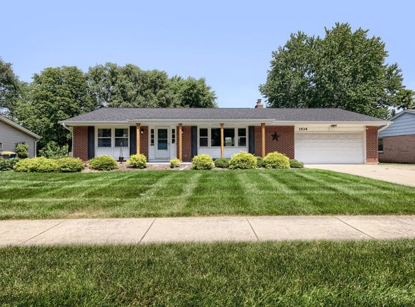 1434 Maple Lane, Elgin, IL 60123
