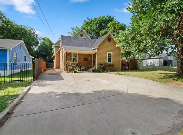 105 E Linden Street, Ennis, TX 75119