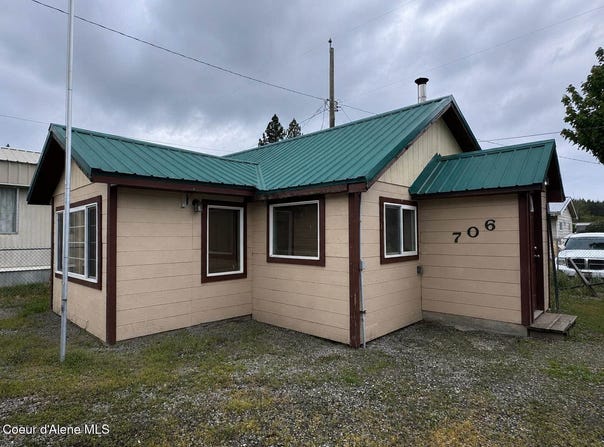 706 B St, Pinehurst, ID 83850