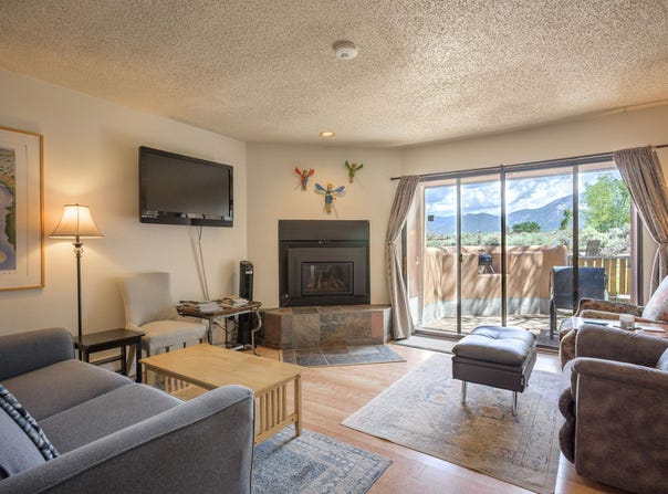 9 Comanche, El Prado, NM 87529