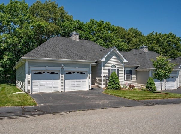 38 Holly Ln, Dracut, MA 01826