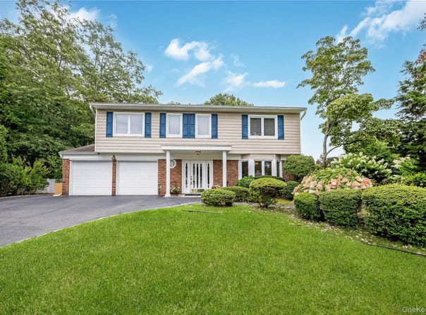 15 Melrose Lane, Commack, NY 11725