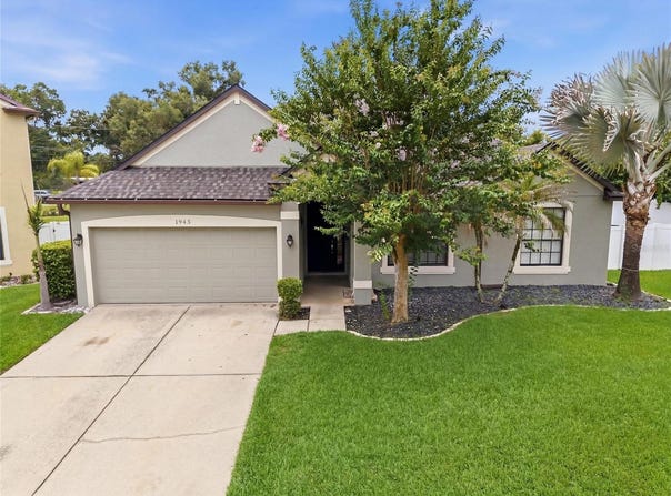 1945 ABBEY RIDGE Drive, DOVER, FL 33527