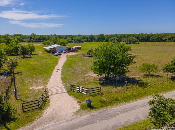 3575 baker, Kingsbury, TX 78638