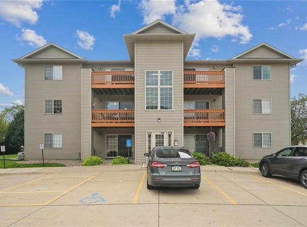 600 Colton Circle NE, Cedar Rapids, IA 52402
