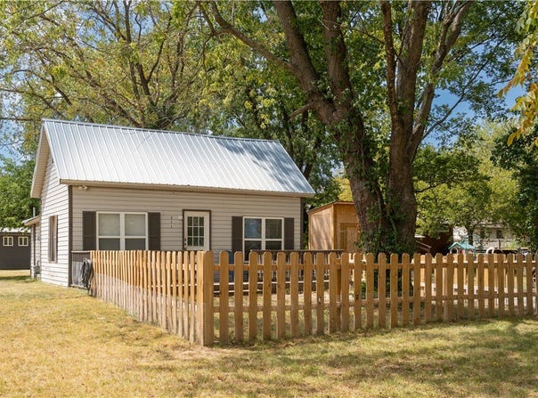 311 SW 3rd Avenue, Gravette, AR 72736