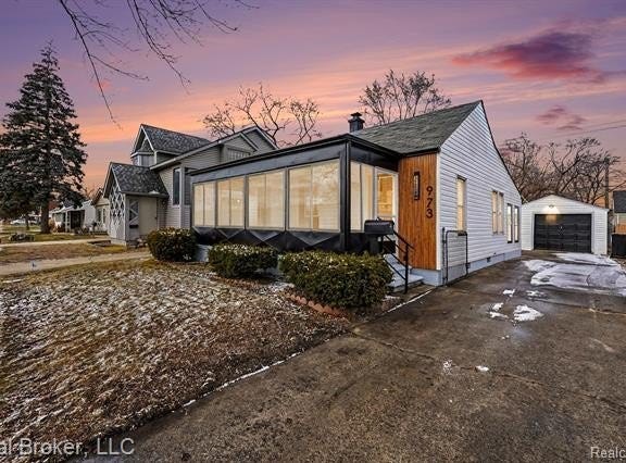 973 E Guthrie Avenue, Madison Heights, MI 48071