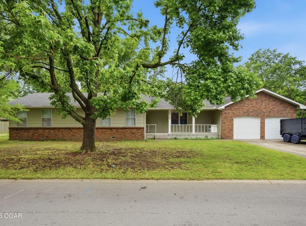 720 E Wickersham Drive, Webb City, MO 64870