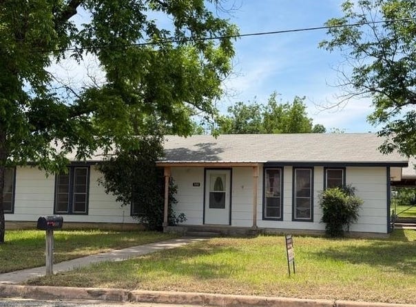 900 E WALLACE, Llano, TX 78643