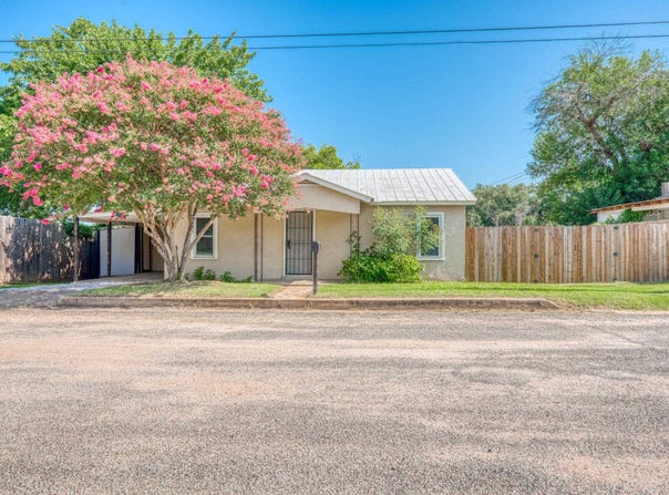 103 E Lampasas Street, Llano, TX 78643