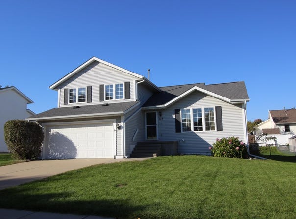 524 NE Deer Run Drive, Cedar Rapids, IA 52402-7319