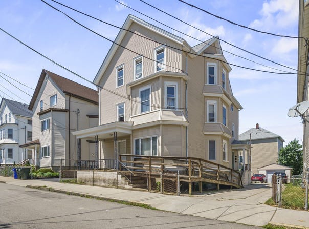 82 Snell St, Fall River, MA 02721