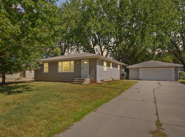 4242 Limestone Drive, Eagan, MN 55122