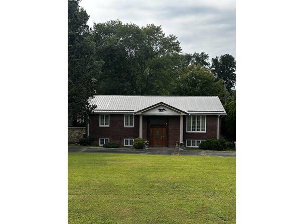 230 Forrest Road, Hurricane, WV 25526
