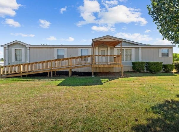 300 Morningside Dr, Hooks, TX 75561