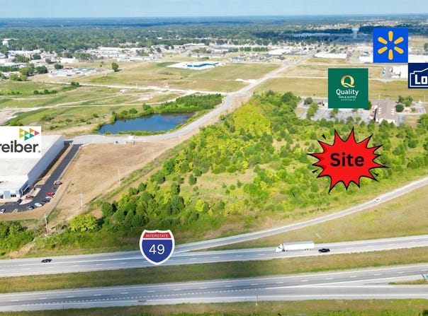 Hazel St, Carthage, MO 64836