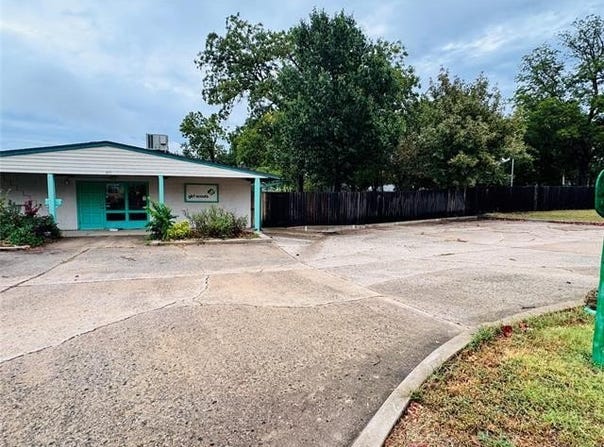 811 Grand Avenue E, Ponca City, OK 74601