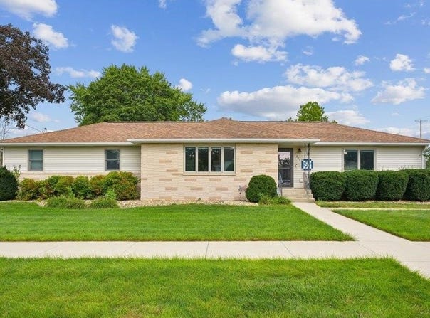 201 W Acers Street, Manchester, IA 52057