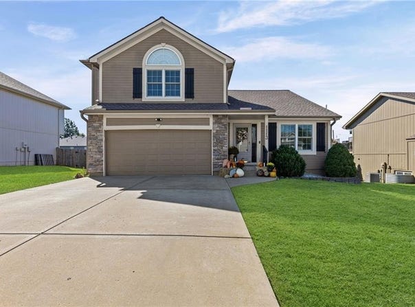 1113 Creekside Court, Raymore, MO 64083