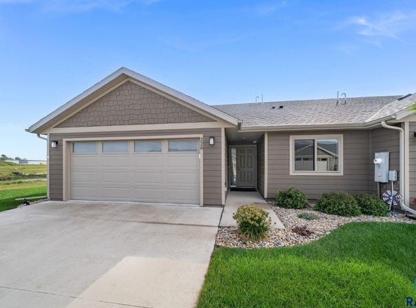 228 Brookside Pl, Harrisburg, SD 57032-8274