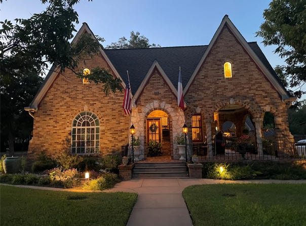 710 W 11th St, Taylor, TX 76574
