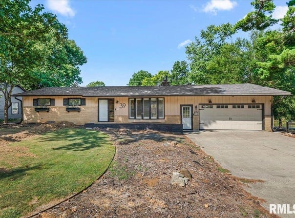 39 CRESTVIEW Drive, Chatham, IL 62629