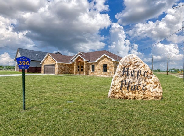 2 HOPE PL, Uvalde, TX 78801