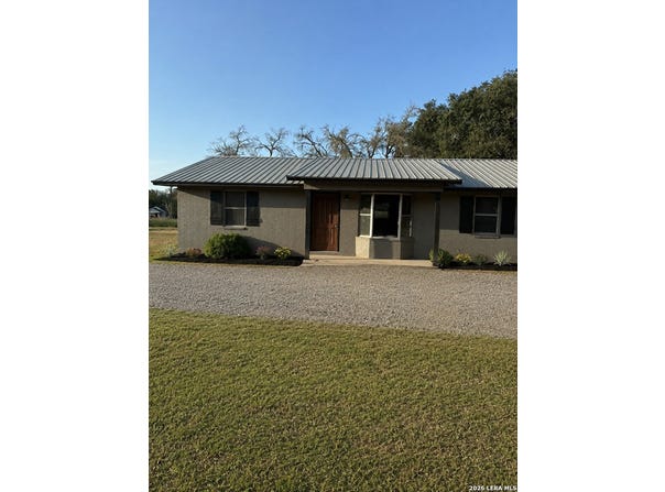 1012 E SAN MARCOS ST, Pearsall, TX 78061