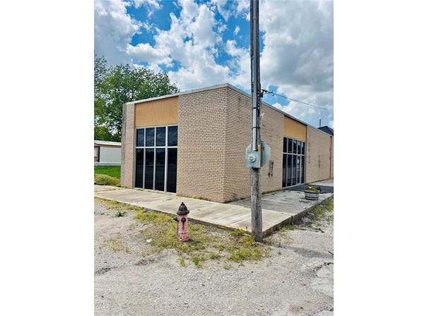 100 NE 2nd Street, Hardin, MO 64035