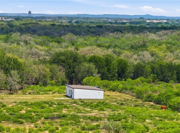 950 Highsmith Road, Luling, TX 78648