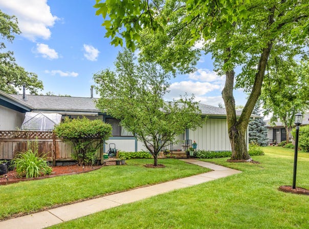 907 Royal Drive, McHenry, IL 60050