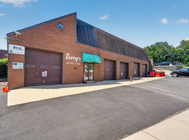 18 Blackstone St, Woonsocket, RI 02895