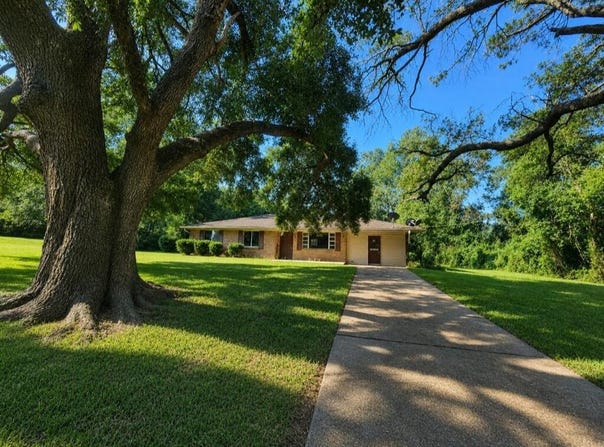 907 Hinton Ave, Lumberton, MS 39455