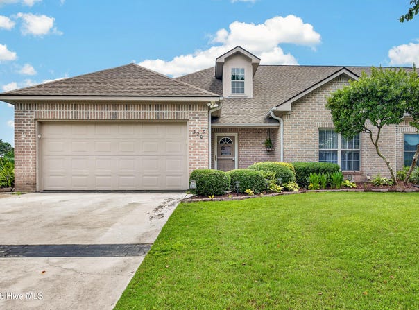 320 Castle Bay Drive, Hampstead, NC 28443