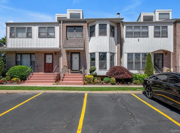 14 Vanderbilt Way, Valley Stream, NY 11581