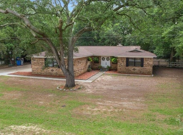 6020 Oakwood Dr, Milton, FL 32570