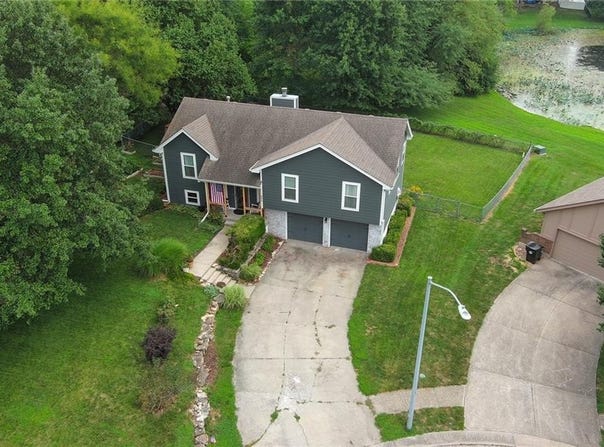 906 Fairview Circle, Pleasant Hill, MO 64080