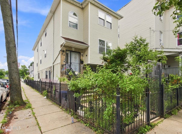 64 Fabyan Place, Newark, NJ 07108